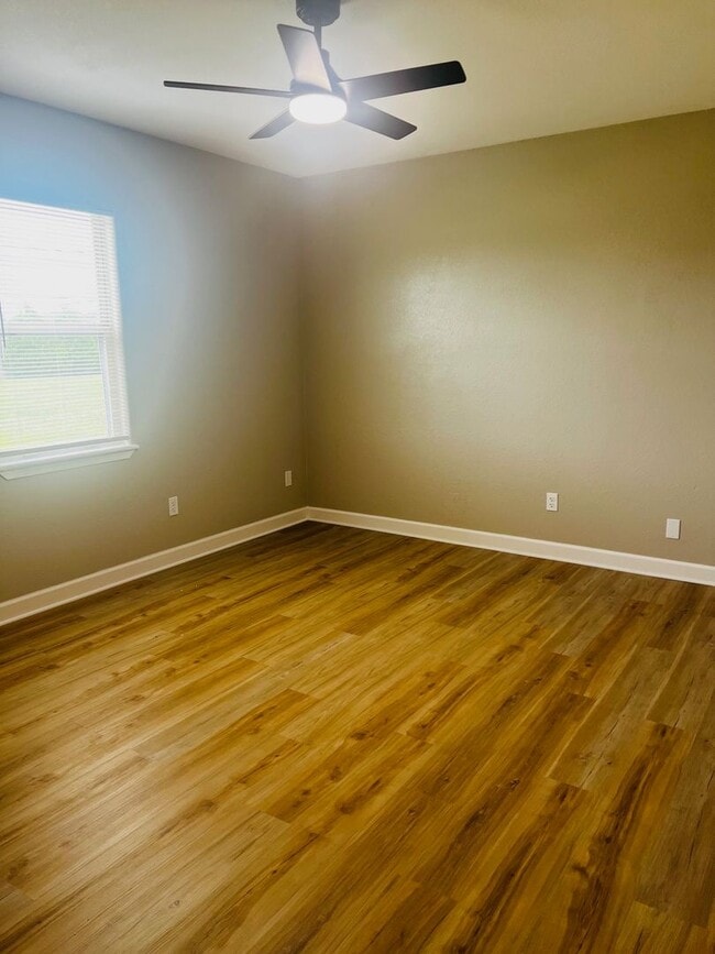 Building Photo - Available Now – Updated 3 Bedroom Tri-Plex...