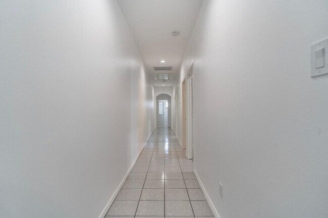 Building Photo - 1122 Ryon St