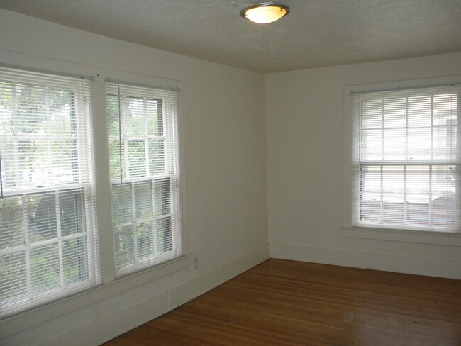 Building Photo - 2 Bedroom Home-Downtown