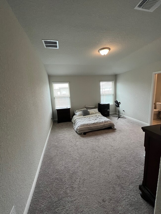 Building Photo - 525 Sentry Valley St