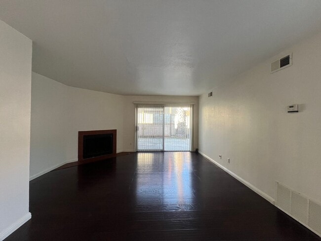 Building Photo - Duplex available in Little Saigon!