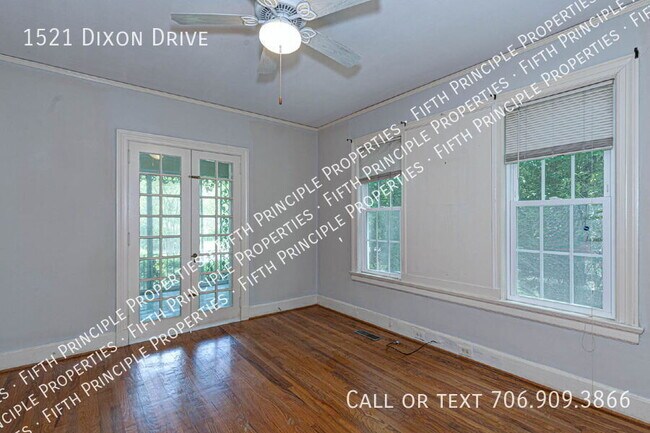 Building Photo - 1521 S Dixon Dr
