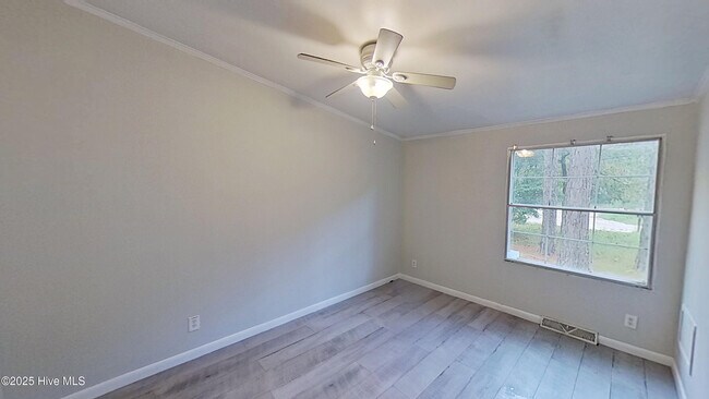 Building Photo - 20 Deer Ridge Dr W