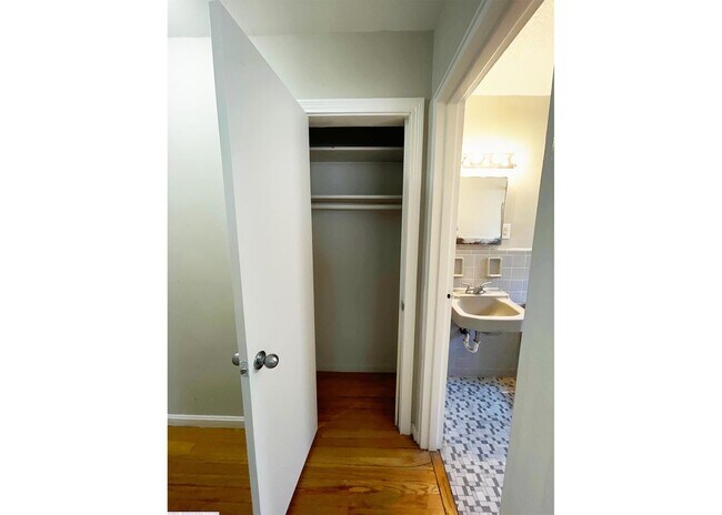 Building Photo - 562 Lowell Ave