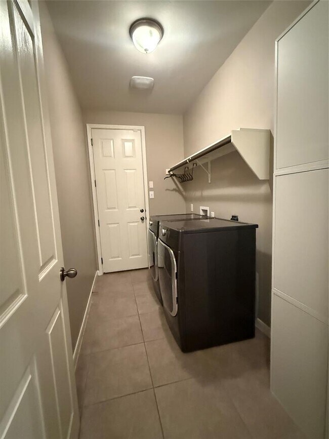 Building Photo - 112 E Adelanta Place