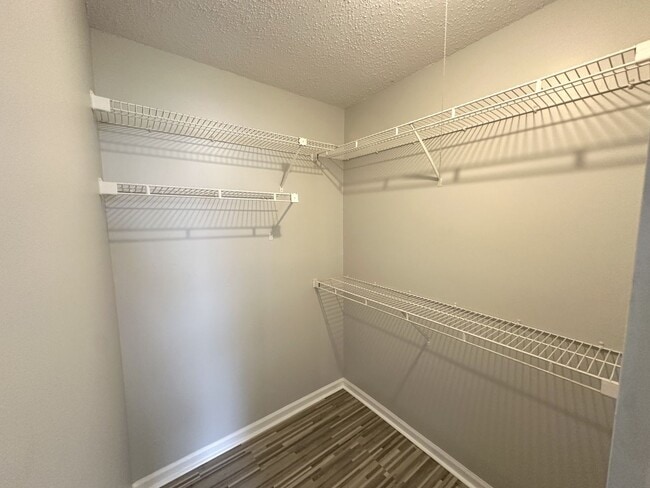 Building Photo - 2 bedroom, 1 bathroom