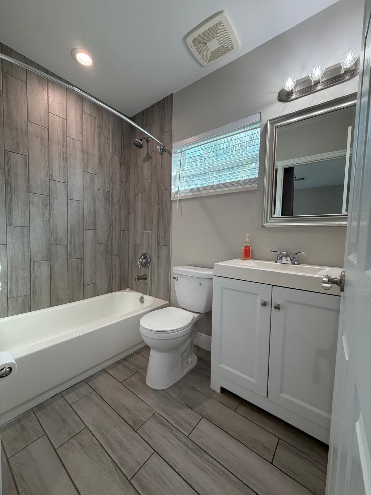 Building Photo - 1216 NW 6th Ct