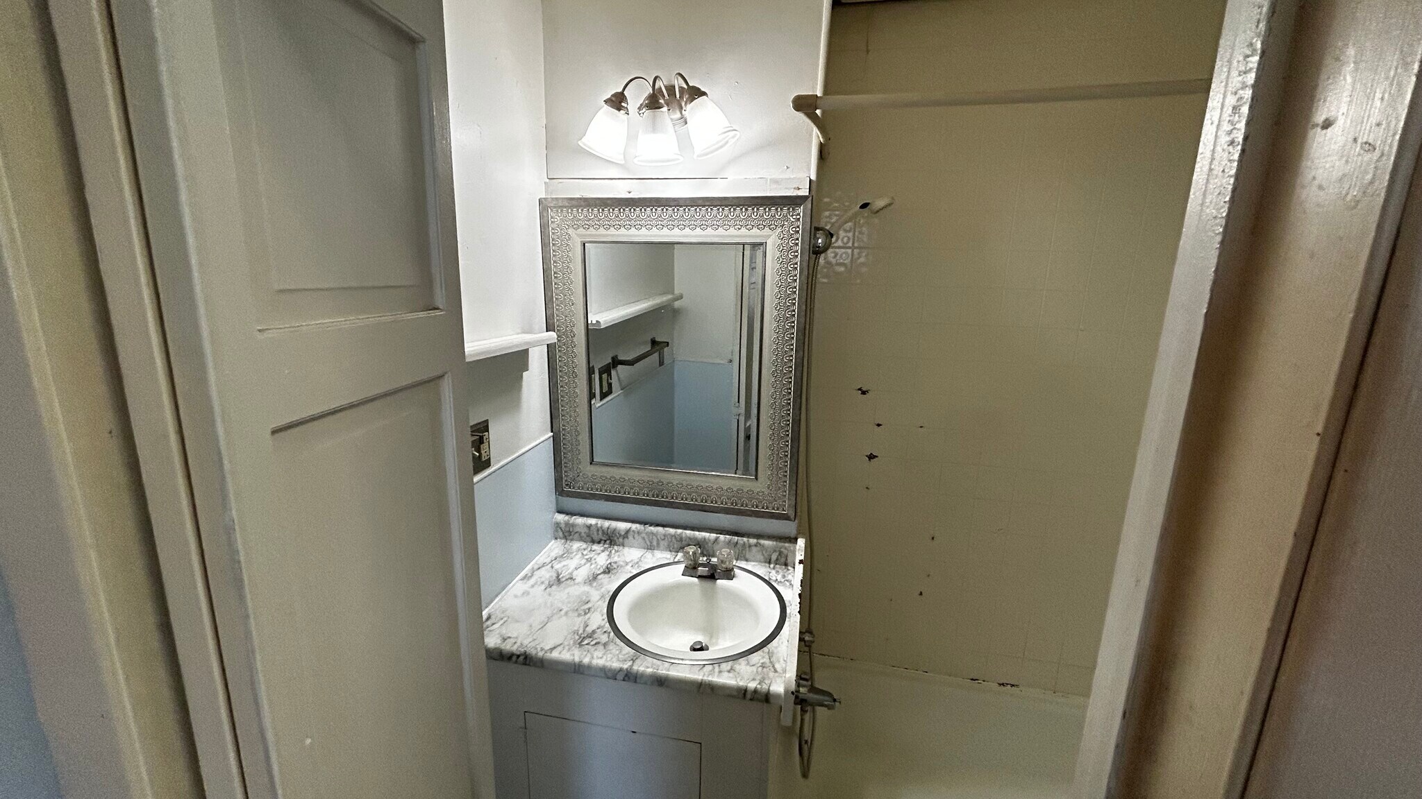 Bathroom with shower/tub - 509 E Maple St