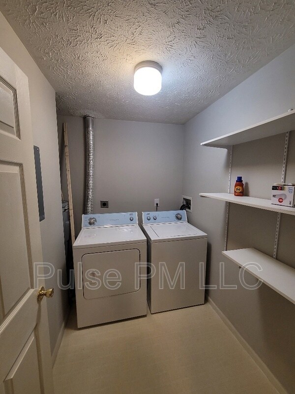 Building Photo - 440 Lakeview Dr