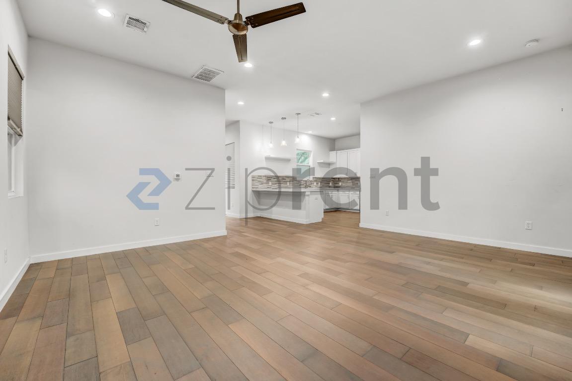 Building Photo - Unit A