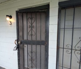 Building Photo - "Cozy 2-Bedroom, 1-Bath Haven Near Brentwood Park"