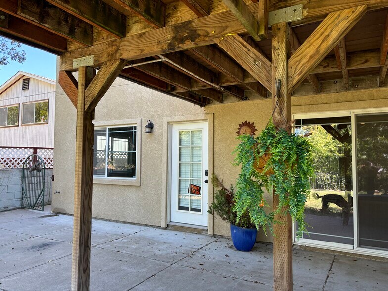 Private entry - 4460 Stanford Ave