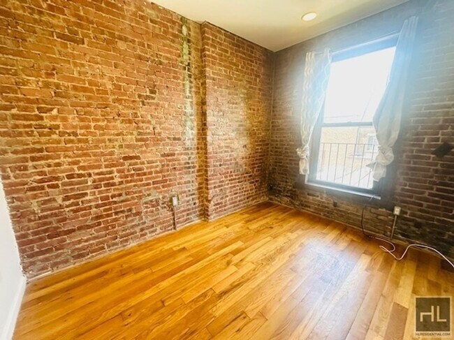 Building Photo - Enormous Floor Through 3 Bed/1.5 Bath in C...