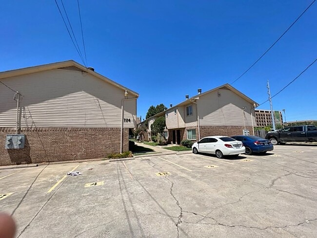 Building Photo - Great 2 Bdrm 1-1/2 Bath Condo at UNT in Denton, TX