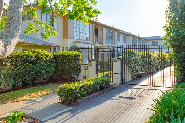 Building Photo - 1401 N Los Robles Ave