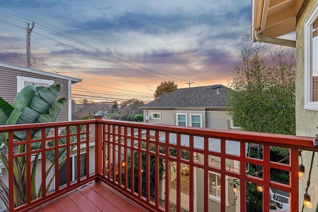 Building Photo - TOTAL REMODEL LARGE 1750sf 3BR+ Bonus/3BA North Oakland Home AVAILABLE NOW