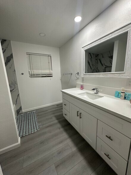 Master bath - 6435 Camarilla Ave