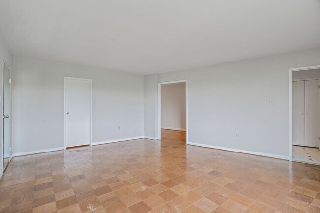 Building Photo - HUGE Apartment Across from Grosvenor Metro...