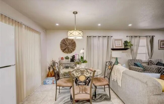 Building Photo - Charming 2/2 Duplex in West Bradenton with Private Yard and Carport