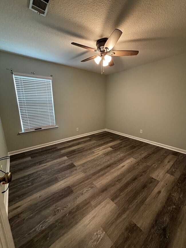 Building Photo - 653 Red Oak Ln