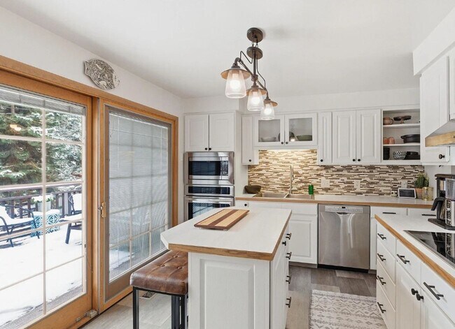 Building Photo - Beautiful 3 Bed 3 Bath located on Military Hill!
