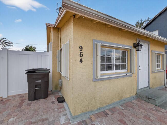 Building Photo - 964 W Lakewood Rd