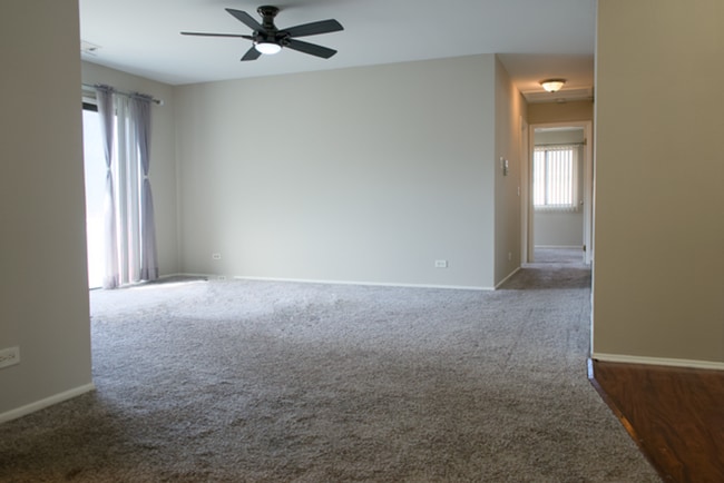 Building Photo - Wheeling, Lexington Commons 2BR/2BA 1 Garage & 2 Pools!