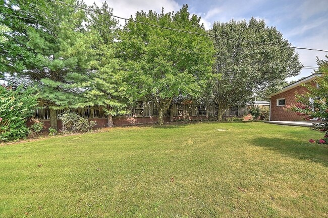 Building Photo - 1808 Sherwood Pl