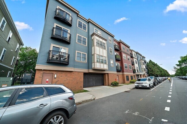 Building Photo - 320 Maverick St