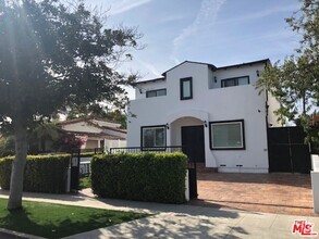 Building Photo - 10521 Almayo Ave