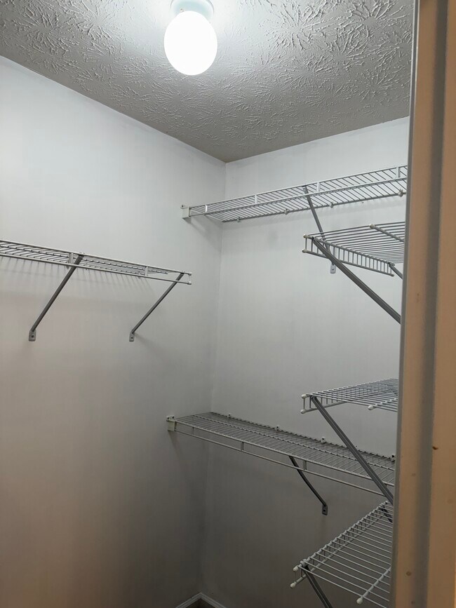 Building Photo - 945 Lochwolde Ln