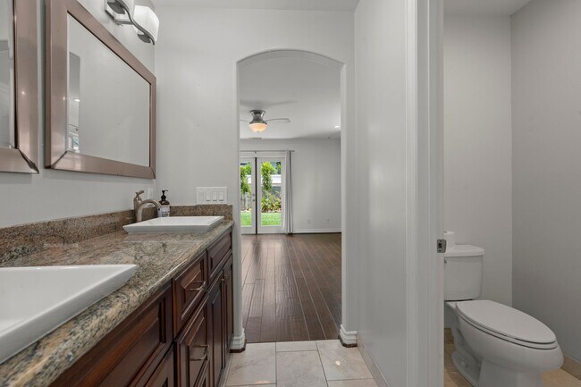 Building Photo - Crown Point 4Bed 3Bath (2 Primary suites) ...
