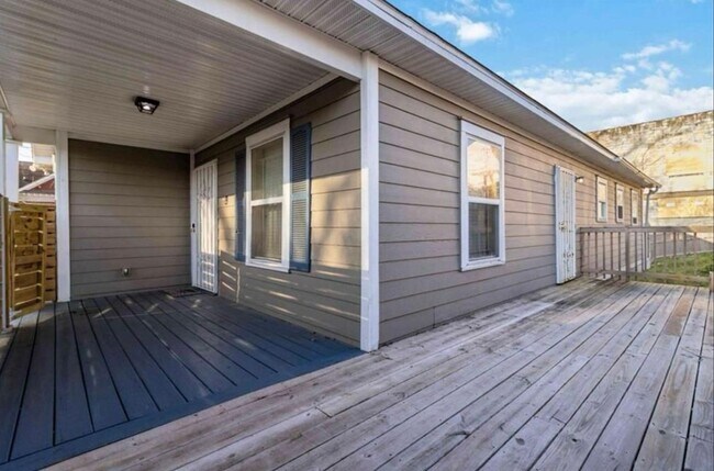 Building Photo - 4bd/2ba Home Minutes From W. Midtown w/ Fu...