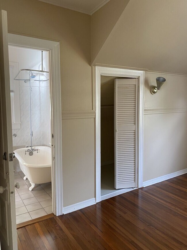 Building Photo - w2152k