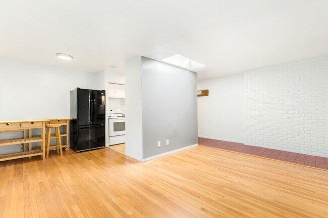 Building Photo - 632 13th Ave E