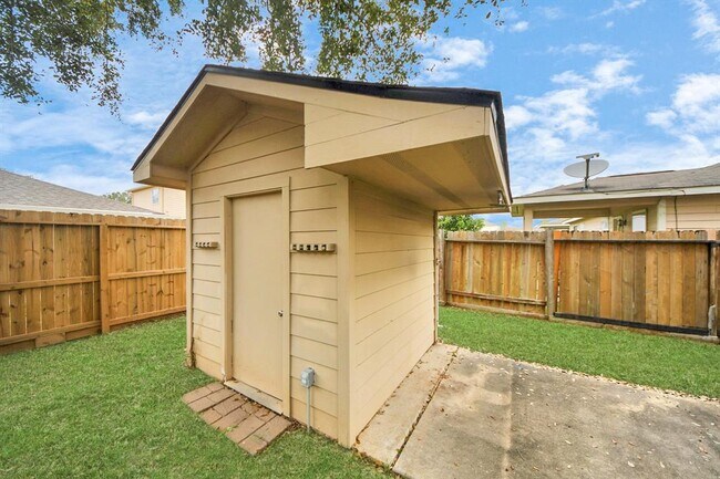 Building Photo - 2515 Knoll Shadows Ln