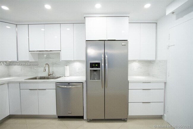 Building Photo - 3801 Ocean Dr