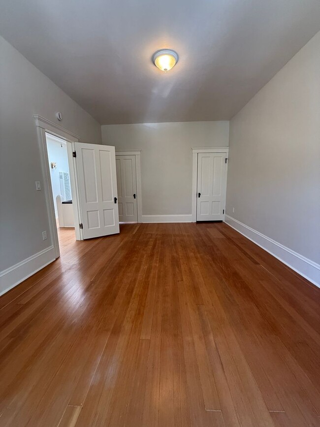 Building Photo - 2 Bedroom, 1 bathroom second floor apartme...