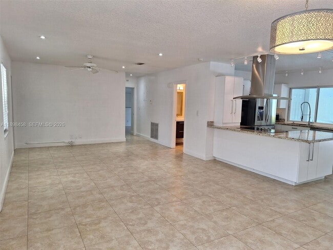 Building Photo - 1575 NE 38th St