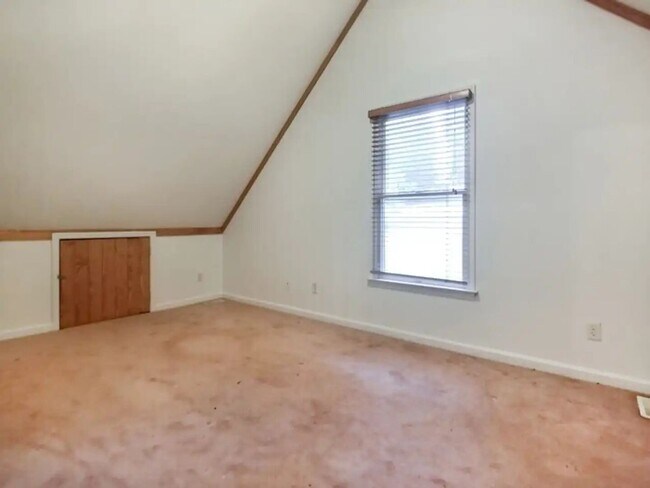 Building Photo - Lakefront Cottage Near Town with Stunning Views