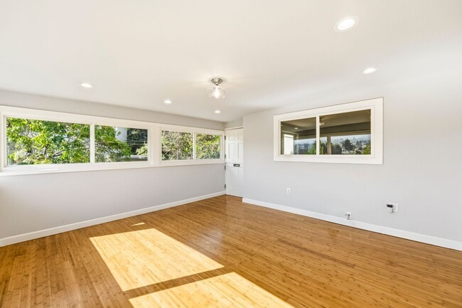 Building Photo - Classic 3bed/2bath Home Near Lake Merritt with Fresh Updates
