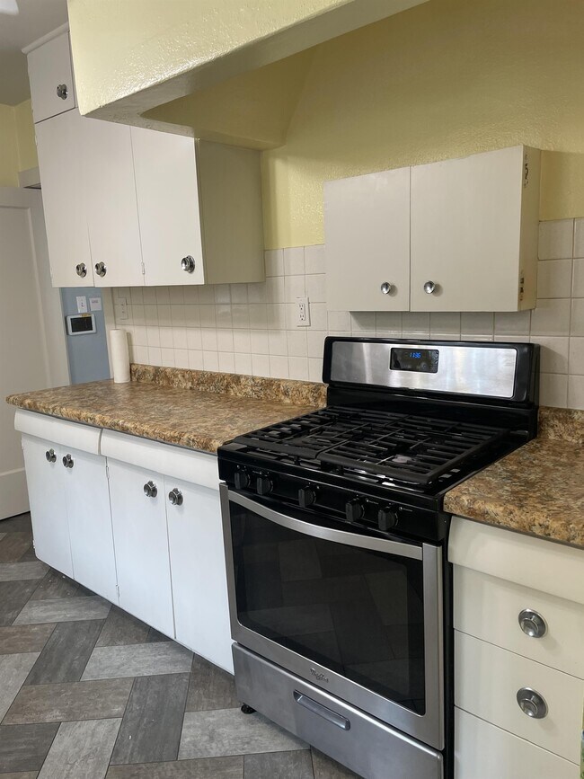 Building Photo - 437 Maple St NE