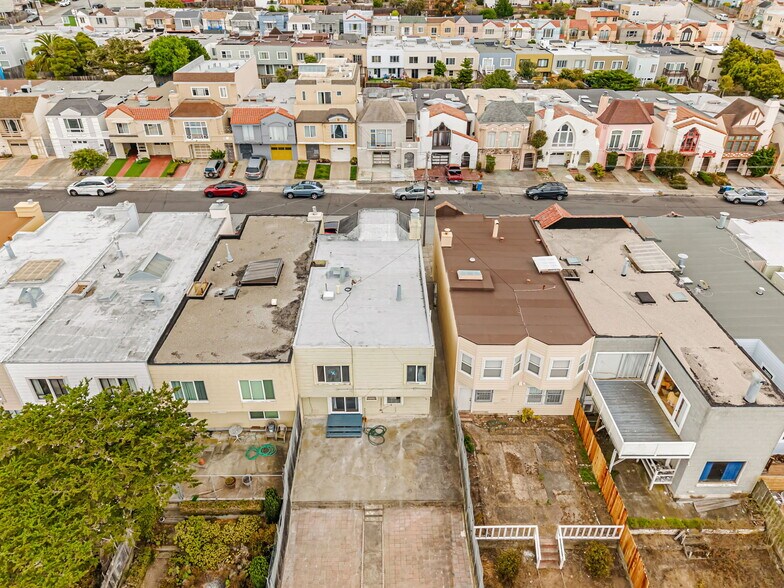Building Photo - 2145 32nd Ave
