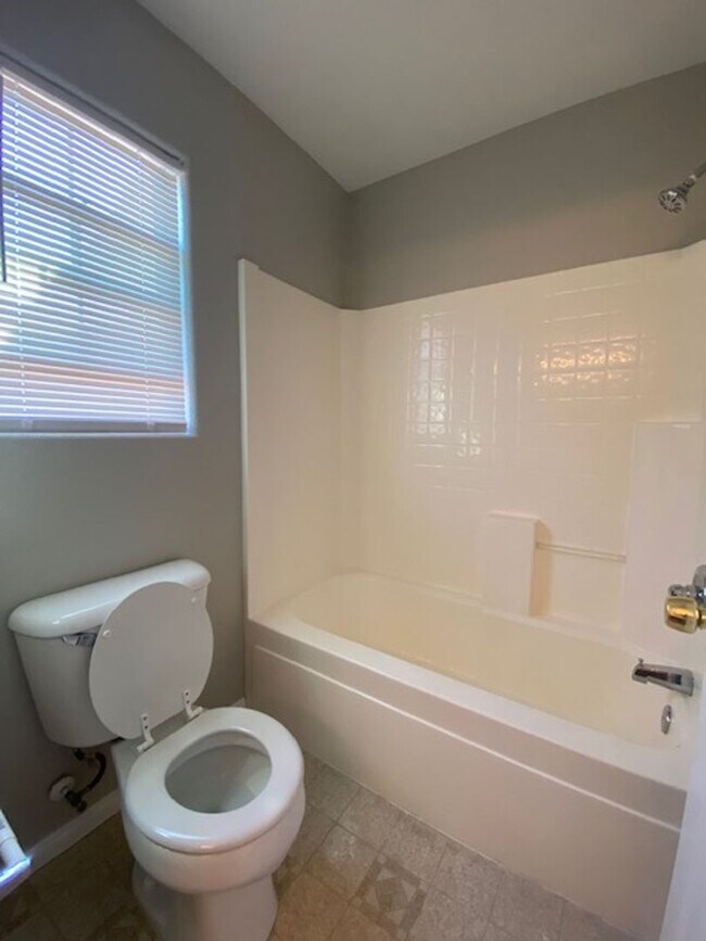 Building Photo - Southern Highlands 4 Bedroom- Single Famil...