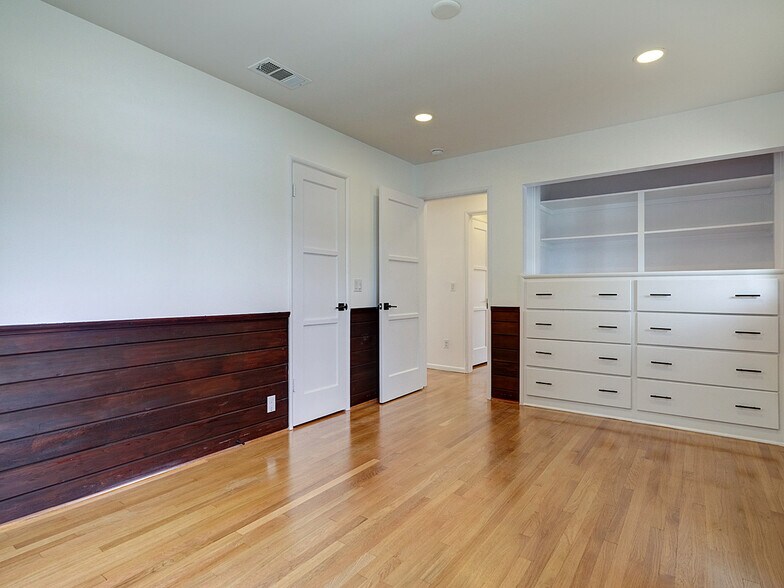 Building Photo - 7101 W 85th St