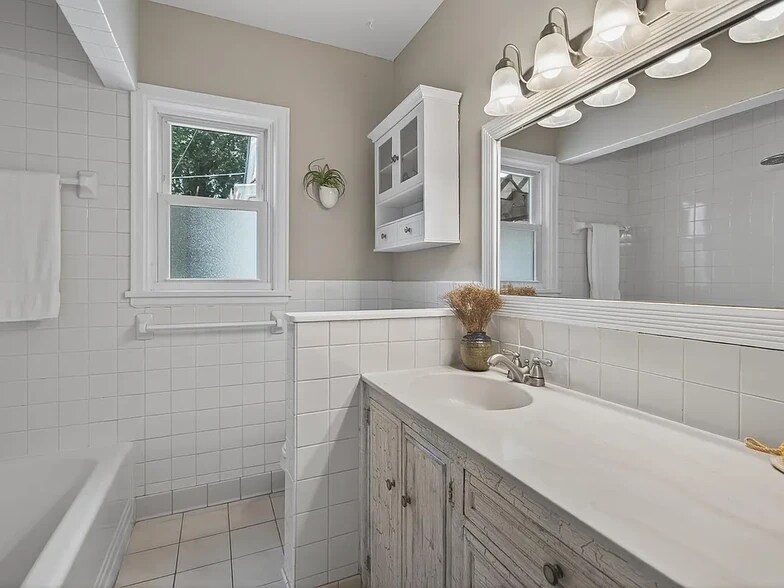 Mainfloor Bathroom - 5600 Harriet Ave