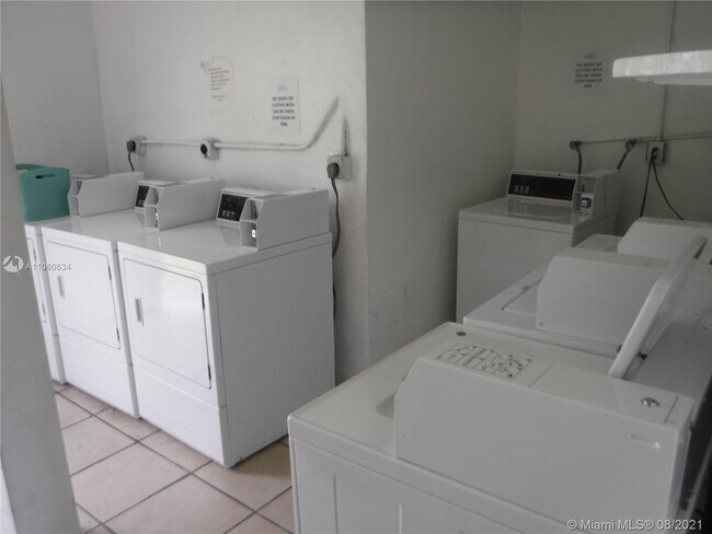 Building Photo - 1045 NE 39th Dr