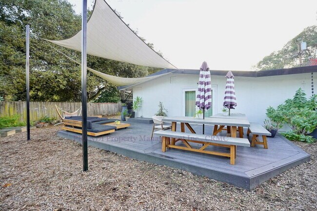 Building Photo - 104 Lobo Vista