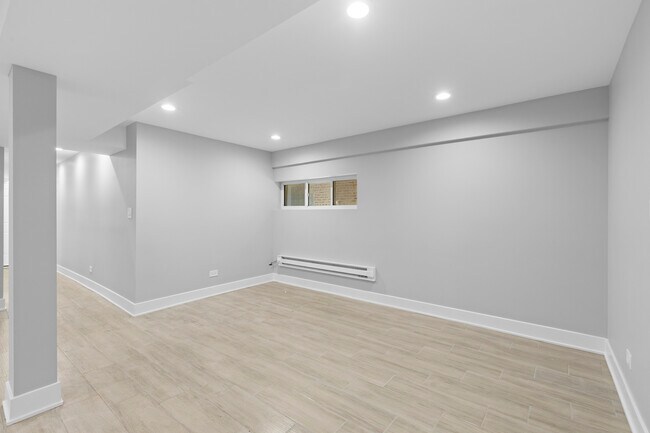 Building Photo - 8422 S Yates Blvd