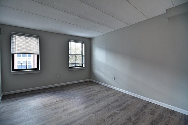 Building Photo - 4 Douglas Park